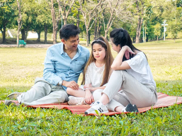 Азиатские семьи отдыхают в парке — стоковое фото