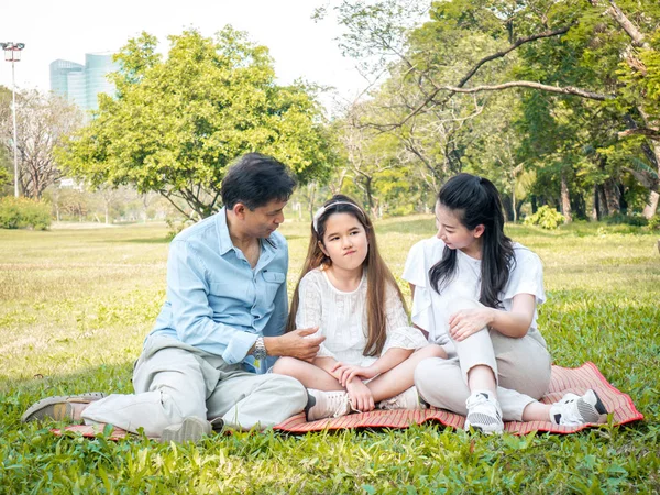 Familias asiáticas relajarse en el parque —  Fotos de Stock