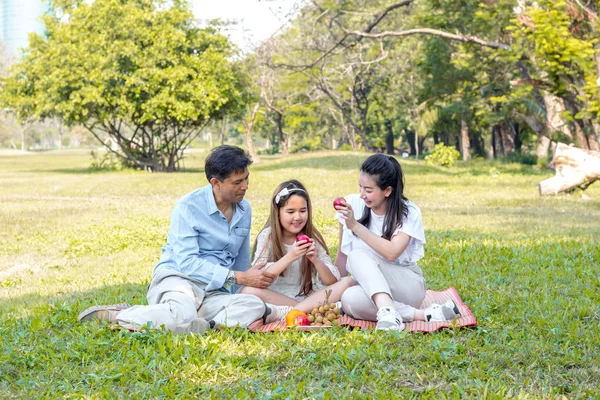 Familias asiáticas relajarse en el parque —  Fotos de Stock