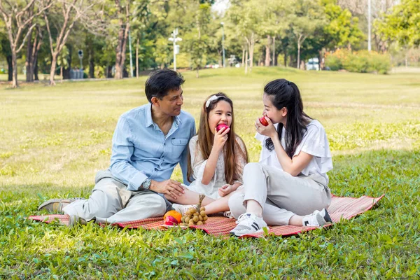 Familias asiáticas relajarse en el parque —  Fotos de Stock