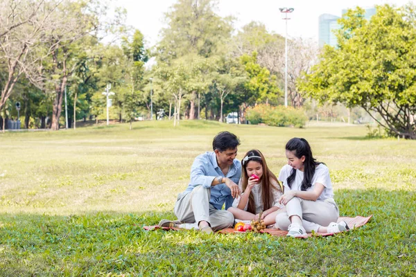 Familias asiáticas relajarse en el parque —  Fotos de Stock