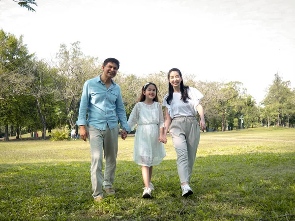 Familia asiática en el parque. —  Fotos de Stock