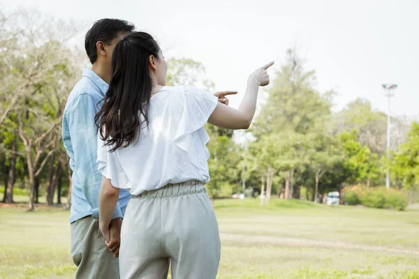 Parejas adultas masculinas y femeninas en el parque . —  Fotos de Stock