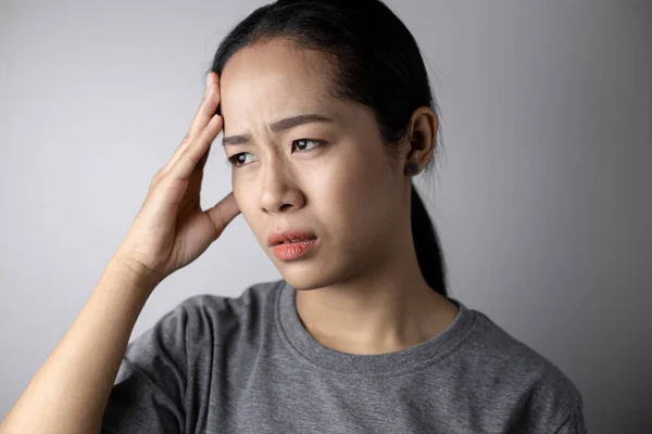 Jeune femme avec du stress et des maux de tête . — Photo