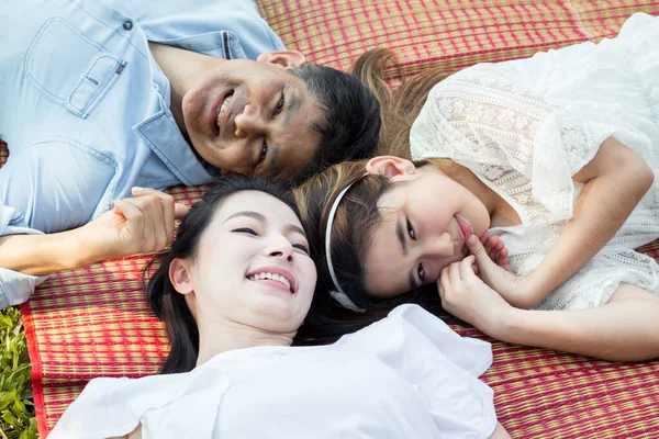 Asiática familia acostado en la estera . —  Fotos de Stock