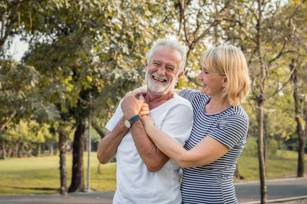 Sorriso feliz de par sênior em um parque em umas férias . — Fotografia de Stock