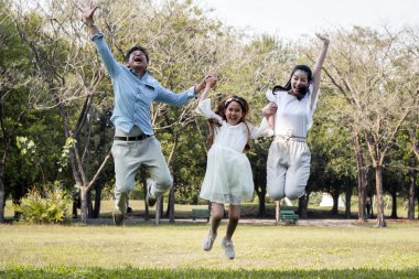 Çocuklar aileleri için fotoğraf çekilir..