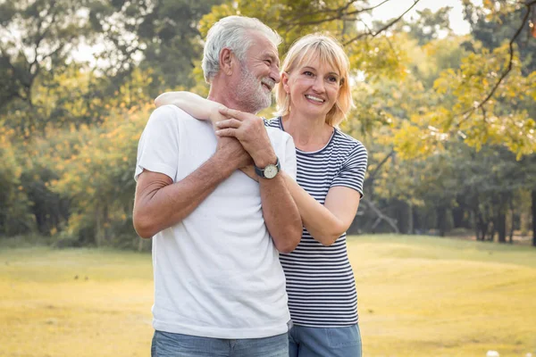 Sorridente felice di coppia più anziana in un parco durante una vacanza . — Foto Stock