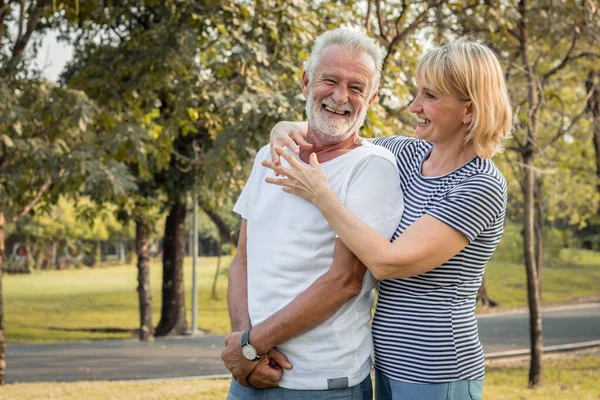 Sorridente felice di coppia più anziana in un parco durante una vacanza . — Foto Stock