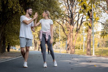 Parkta koşan genç çiftler.