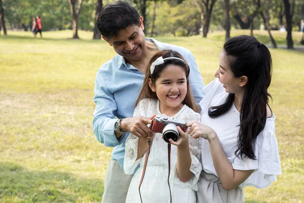 Азиатские семьи смотрят фотографии со своих камер . — стоковое фото