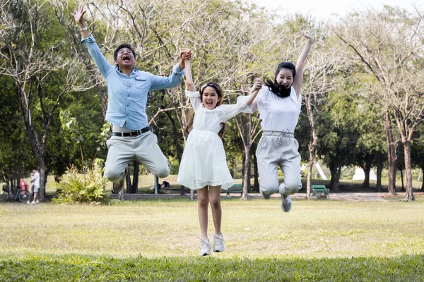 Asiática familia saltando en el parque . —  Fotos de Stock