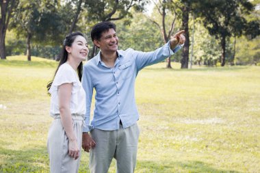 Yetişkin erkek ve kadın çiftler parkta..