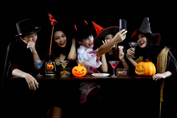 Groep Jong Aziatisch Kostuum Vieren Halloween Feest Selfie Zwarte Achtergrond — Stockfoto