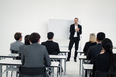 Beyaz toplantı odasında Asyalı ve yabancılardan oluşan bir ekip olarak çalışma planı ve buluşması. Takım olarak çalışma kavramı..