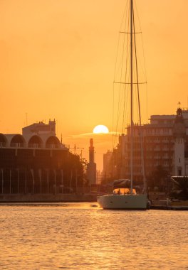 Valencia Limanı 'nda gün doğumu, İspanya Günbatımı Valencia Limanı' nda, İspanya 'nın gökyüzündeki renkleri ve su yansıması
