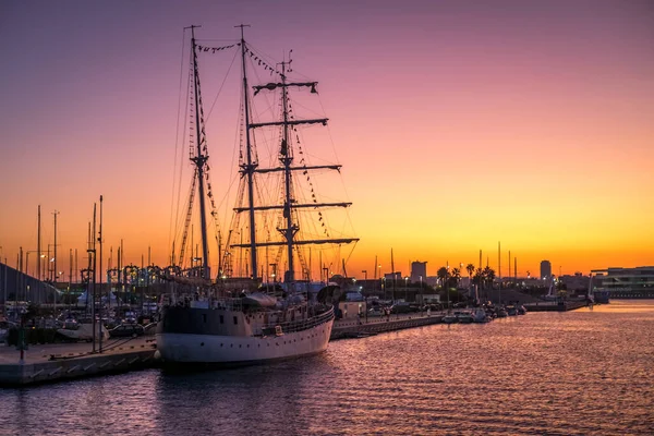 Valencia Limanı, Günbatımı yat limanı İspanyol şehri. — Stok fotoğraf