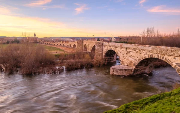 Romerska bron på Hospital de Orbigo Leon Spanien — Stockfoto