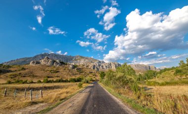 Beklenmedik macera patikası, dağlık kırsal yol.