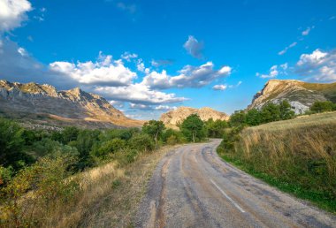 Beklenmedik macera patikası, dağlık kırsal yol.