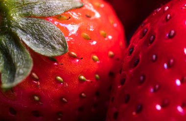 Çilekli makro olgun ve iştah açıcı meyve tohumu detayı ve dokuma koyu arkaplan