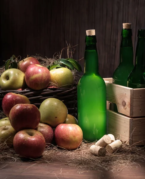 Sidra asturiana y manzanas sobre fondo negro . — Foto de Stock