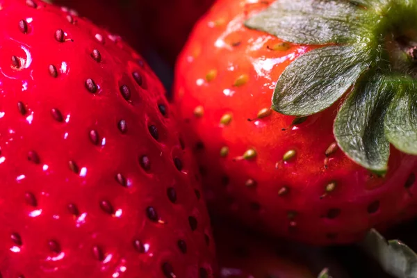 Strawberry macro ripe and appetizing fruit seed detail and textur dark background — Stock Photo, Image