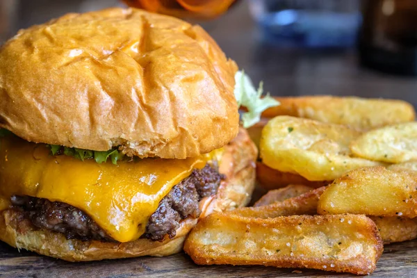 Burger og pommes frites på trebordet – stockfoto