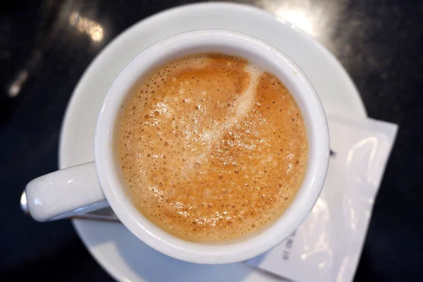 Caffè. Una tazza di caffe 'espresso caldo. Caffè o tè. Brown Cup di bevanda calda — Foto Stock