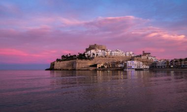 Peniscola silüeti ve İspanya Castellon 'da kale plajı günbatımı