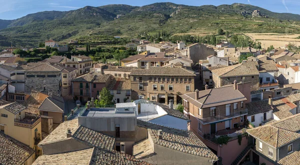 Panoramisch uitzicht op Loarre, Aragon, Huesca, Spanje vanaf de top, het kasteel van Loarre achtergrond — Stockfoto