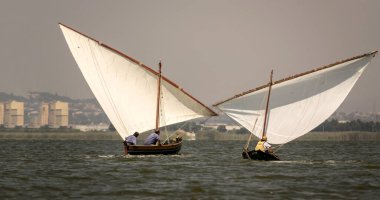 Albufera Valencia 'da yelken açan iki geleneksel ahşap tekne.