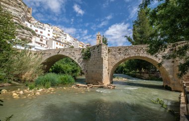 Alcala de Jucar Albacete İspanya 'nın tarihi kaya köyünün vadisinde