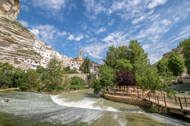 Alcala de Jucar Albacete İspanya 'nın tarihi kaya köyünün vadisinde