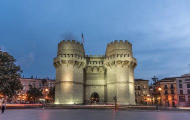 Geceleri Serrano Kuleleri Torres de Serranos. Valencia, İspanya