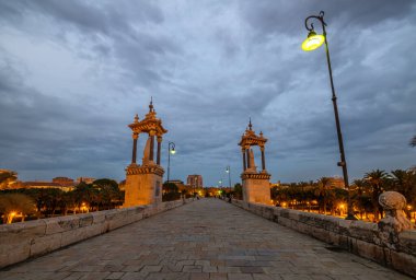 Valencia, İspanya 'daki Puente del Mar Deniz Köprüsü, 1598' de inşa edildi.