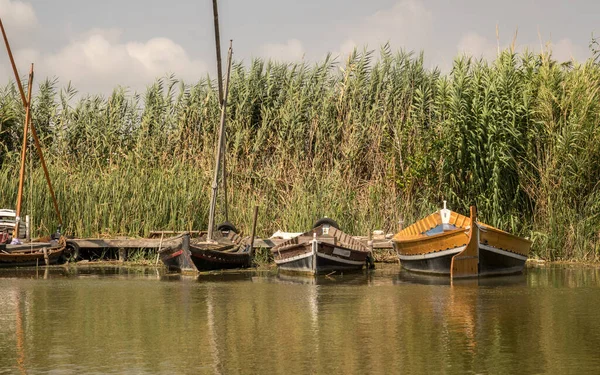 Eski ahşap tekneler. Latin yelkenli gemileri, Albufera Valencia 'da — Stok fotoğraf