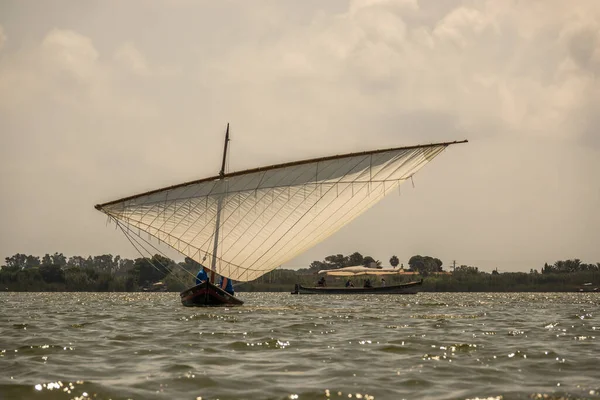 Geleneksel ahşap tekneler Albufera Valencia 'da yelken açıyor. — Stok fotoğraf