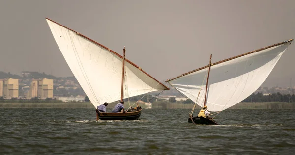 Två traditionella träbåtar seglar i en regatta, i Albufera Valencia — Stockfoto