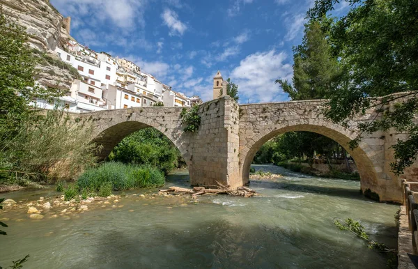 I dalen av den historiska klippbyn Alcala de Jucar Albacete Spanien — Stockfoto