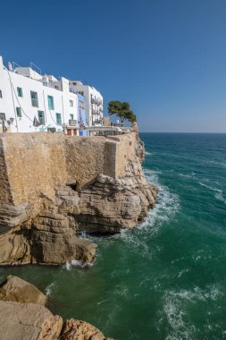 Deniz kıyısındaki Akdeniz köyü