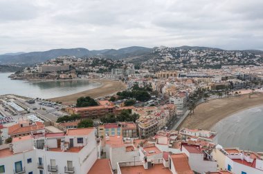 Kaleden köyün panoramik manzarası Peniscola 'daki iki kumsal.