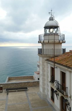 Peniscola, İspanya 'daki köy üzerinde deniz feneri