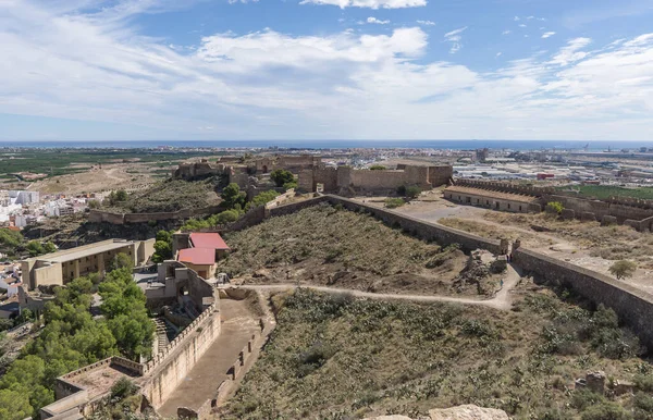 Sagunto romerska befästning slott, den gamla teatern återställd till vänster, i bakgrunden hamnen — Stockfoto