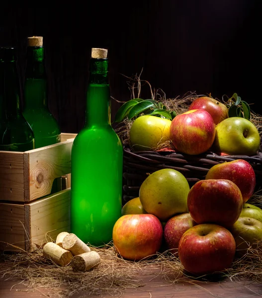 Sidra asturiana y manzanas sobre fondo negro . — Foto de Stock