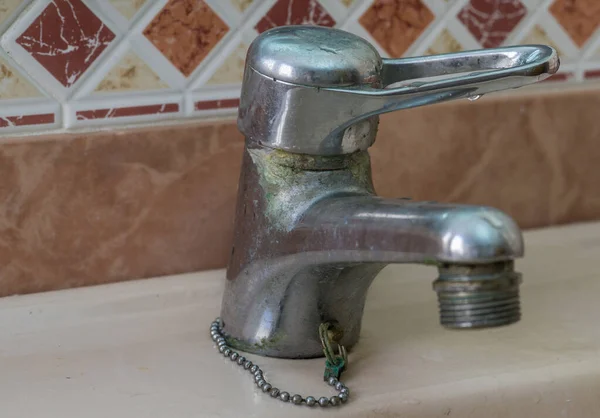 Eau du robinet avec écailles de chaux Calcifié — Photo