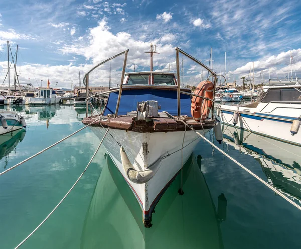 Proue d'un bateau vieux et ruiné — Photo