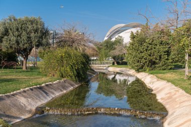 Valencia, İspanya Turia Bahçeleri, eski nehir yatağında yapılmış park suda Gigapan yansıması.