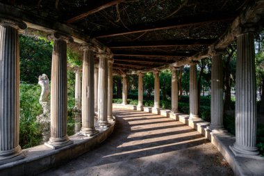 Jardines del Real, Viveros Valencia, Turia Nehri 'nin eski kurumuş nehir yatağının yanında ağaçların arasında yürü.