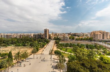 Valencia Turia nehir parkı bahçeleri ve İspanya 'da ufuk çizgisi